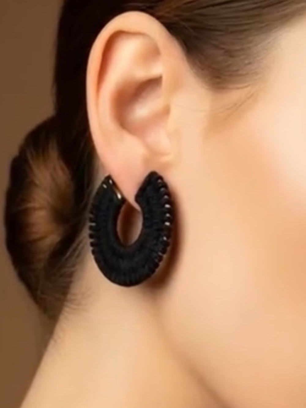 Free People See If I Care Woven Hoop Earrings in Black NWT - Picture 3 of 6